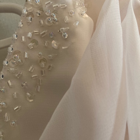 Beautiful halter top wedding dress - Picture 3 of 13